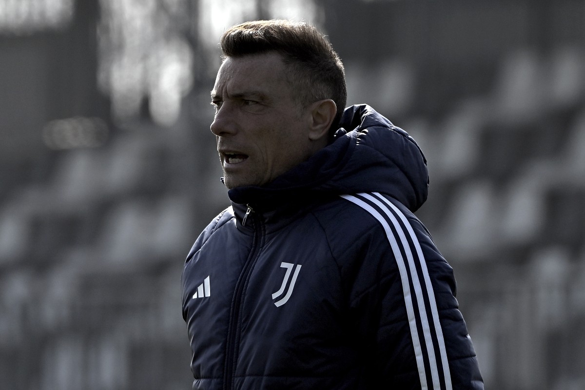 Massimo Brambilla, allenatore della Juventus Next Gen, durante una sessione di allenamento al centro sportivo di Vinovo.