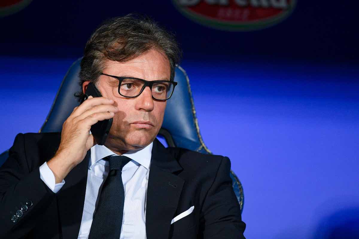 Cristiano Giuntoli al telefono